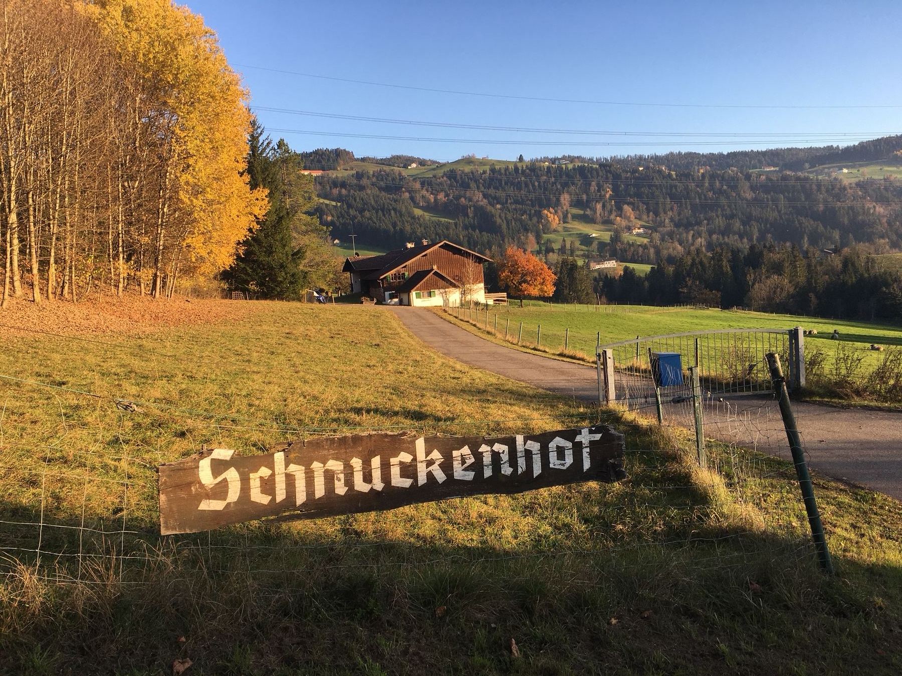 Hofschild und Zufahrt zum Schnuckenhof im Herbstlicht