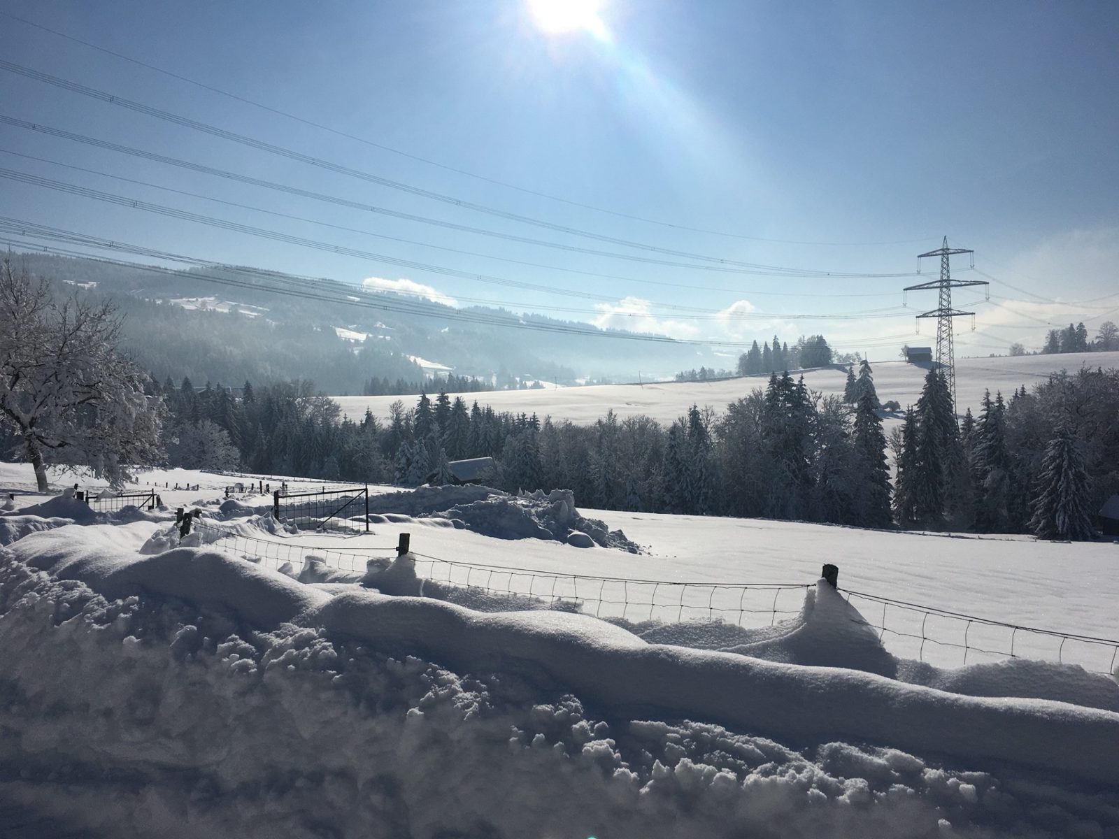 Verschneite Winterlandschaft rund um den Schnuckenhof bei Scheidegg